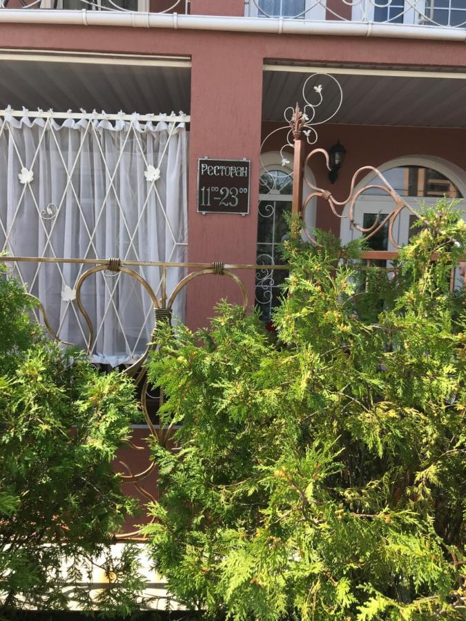 ז'יטומיר Отель Буржуа מראה חיצוני תמונה